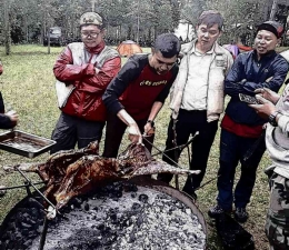 Menyayat daging kambing guling (Foto dokumen pribadi)
