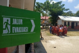 Murid SD Inpres Watunonju, Kabupaten Sigi, Sulawesi Tengah, mempraktikkan simulasi mitigasi gempa bumi di sekolah mereka. (KOMPAS.com/VITORIO MANTALEAN)
