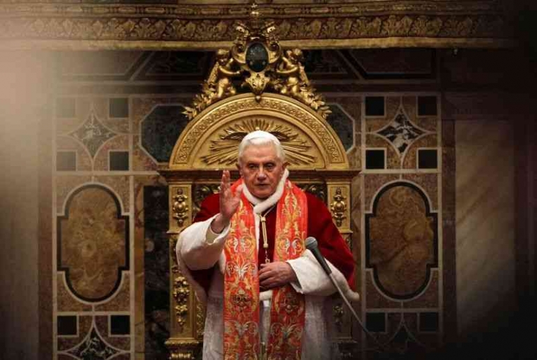 Paus Emeritus Benediktus XVI memberi berkat Natal di Vatikan pada Senin, 2010 (Sumber foto: Alessandra Tarantino/AP2010).