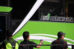 Bus Timnas Thailand Ditimpuk Saat Akan Memasuki GBK. (Sumber foto: Kompas.com)