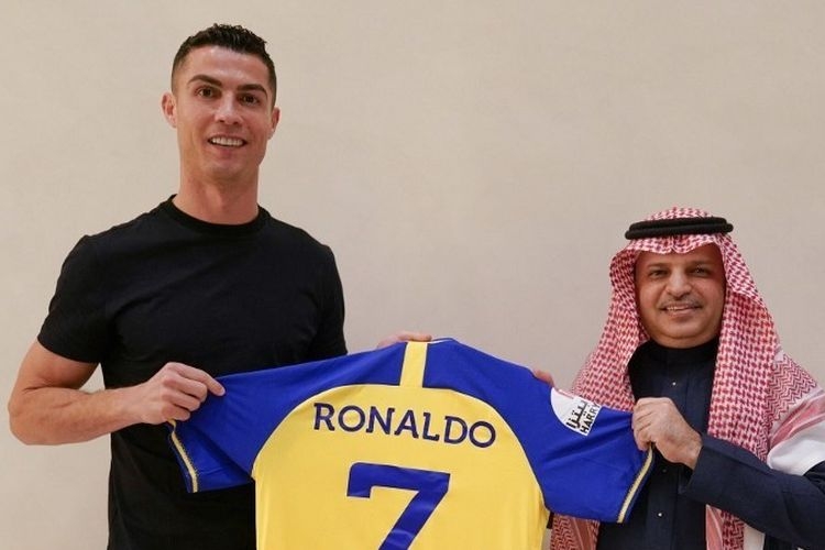 Bintang sepak bola Portugal, Cristiano Ronaldo, berfoto dengan jersey Al Nassr seusai menandatangani kontrak dengan klub Arab Saudi itu pada 30 Desember 2022. (Photo by Al Nassr Football Club/Handout/ANADOLU AGENCY/Anadolu Agency via AFP)
