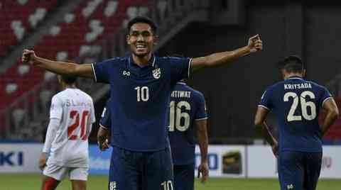 Thailand  Kalahkan telak 4-0 Philipina di AFF 2022 Teerasil Dangda mencetak dua. Indonesia juga bisa?( AFP/ROSLAN RAHMAN) via CNN. 