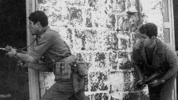 Netahnyahu (kanan) ketika menjadi kapten  pasukan elit  Komando Sayeret Matkal. Photo: GPO via Getty 
