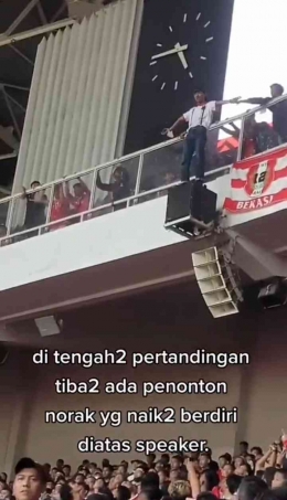 Oknum suporter Indonesia yang berdiri di atas speaker stadion GBK. (Sumber: Twitter @zoelfick)