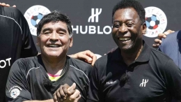Sosok dua legenda sepakbola Pele dan Diego Maradona (sumber: Getty Images)