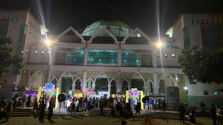 suasana di depan Masjid Ulil Albab sebelum pembukaan UII Promnight/dokpri