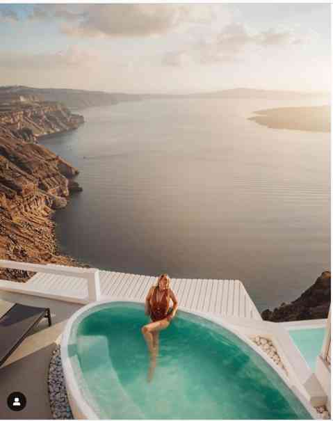 Merel van Poorten, luxury influencer dari Belanda saat mempromosikan suite di Laut Aegea dekat Yunani | Instagram @andathousandwords
