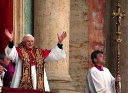 Penampilan publik pertama Paus Benediktus XVI setelah terpilih. (Foto: Catholicworldreport.com)