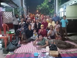 Foto bersama usai menikmati santap malam dengan warga dan pengurus RT (foto dok Nur Terbit)