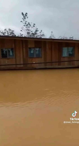 Rumah terapung Pak Cik Bakar banjir Desember 2022 | Sumber TikTok via noodou.com