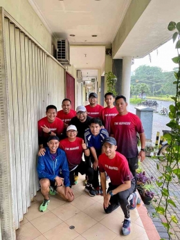 Potret Teman-teman Tangerang Runners sambil menunggu hujan reda. Sumber: Danu/TNG Runners