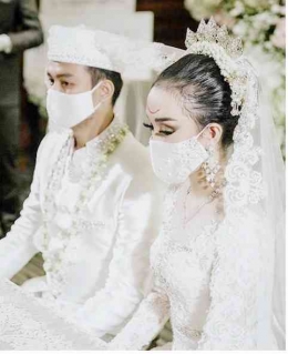 Pasangan pengantin adat yang sudah dirias (foto dok Hj Decy Widhiyanti)