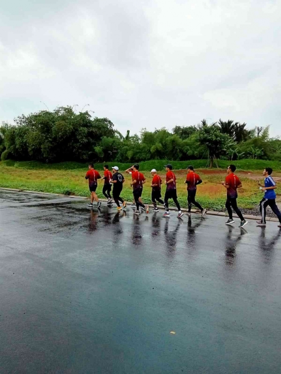 Potret Teman-teman Tangerang Runners yang tetap berlari ditengah cuaca hujan. Sumber: Trisnanto/TNG Runners 
