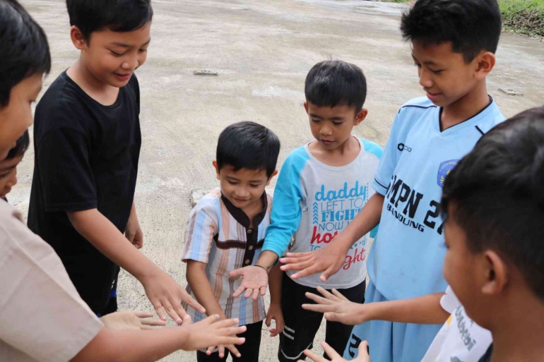 poto : anak - anak desa Cihaur Geulis Jalan Sukaluyu 3 gembira menggambreng untuk bermain futsal (Rahadian Alya)