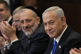 Perdana Menteri Israel yang baru Benjamin Netanyahu (kanan) memimpin rapat kabinet pertama pemerintahan barunya di Yerusalem pada Kamis (29/12/2022). Foto: AFP/Pool/Ariel Schalit via Kompas.com