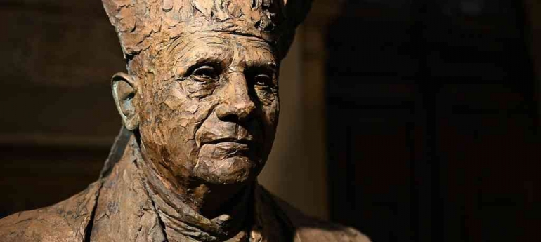 Patung kepala Paus Benediktus XVI (Sumber foto: Tagesschau.de).