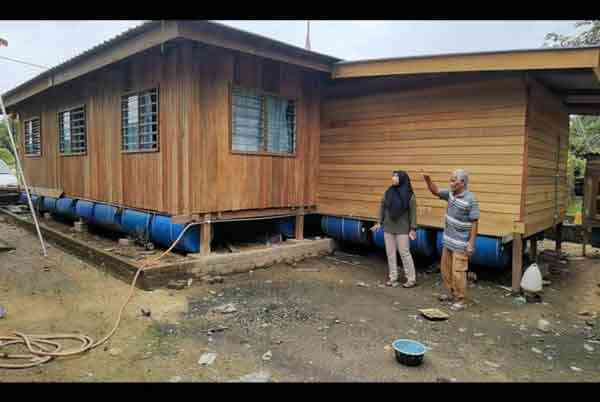 Rumah dengan tong plastik agar terapung jika banjir| Foto Sumber China Press.Com.my