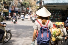 ILUSTRASI - Pelancong di Hanoi, Vietnam. (sumber: Shutterstock via kompas.com)