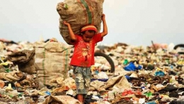 Miris, Pekerja Anak di Tempat Pembuatan Sampah. Sumber: Tempo.co (2012)