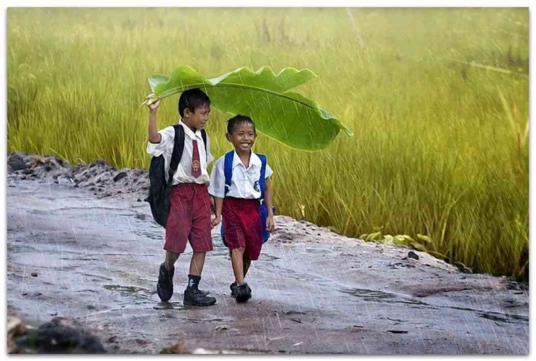 Berjalan di tengah hujan (Foto Facebook.com/p i c t u r e s) 