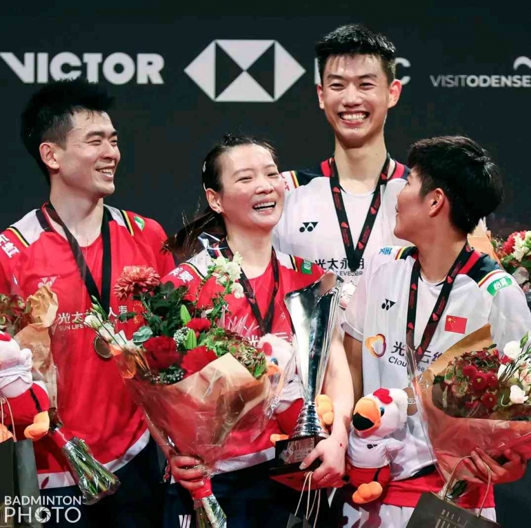 Huang/Zheng di podium juara (Foto BADMINTON PHOTO via Facebook.com/Badminton Asia) 