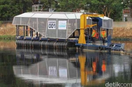 Alat interceptor DKI untuk memusnahkan sampah terutama plastik sungai di Cengkareng: Foto detik. com