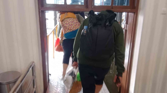 Penumpang masuk peron dengan jembatan darurat. - Dokumentasi pribadi