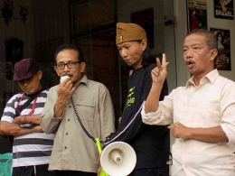 Wakil Ketua DPRD Kota Surabaya A. Hermas Thony (dua dari kiri) memberikan sambutan sebelum memulai Subtrack. foto: m. fathurrozi