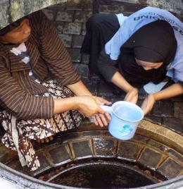 Perkerja difabel merasakan air Sumur Jobong. foto: m. fathurrozi