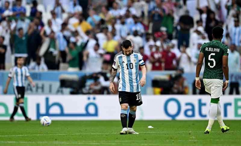 Ilustrasi gambar oleh bola.okezone.com.| Lionel Messi dkk saat bertanding dengan Timnas Arab Saudi. Senin, 02/01/2023