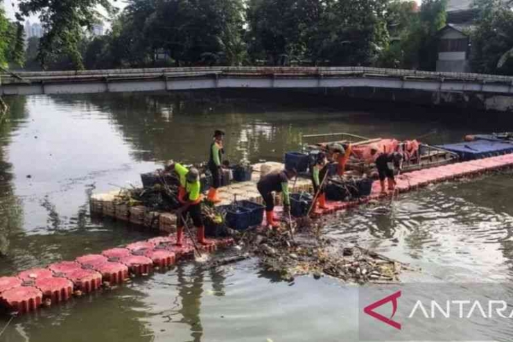 Blok sampah terutama plastik di sungai membantu membersihkan laut: Foto Antara