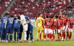 Saatnya Indonesia dan Thailand berburu gol di gawang lawan. (sumber: bola.com)