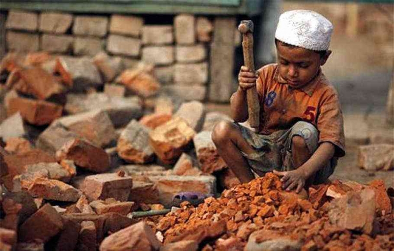 Pekerja Anak Bekerja di Pabrik Pembuatan Batu Bata. Sumber: Unisbank (2021)