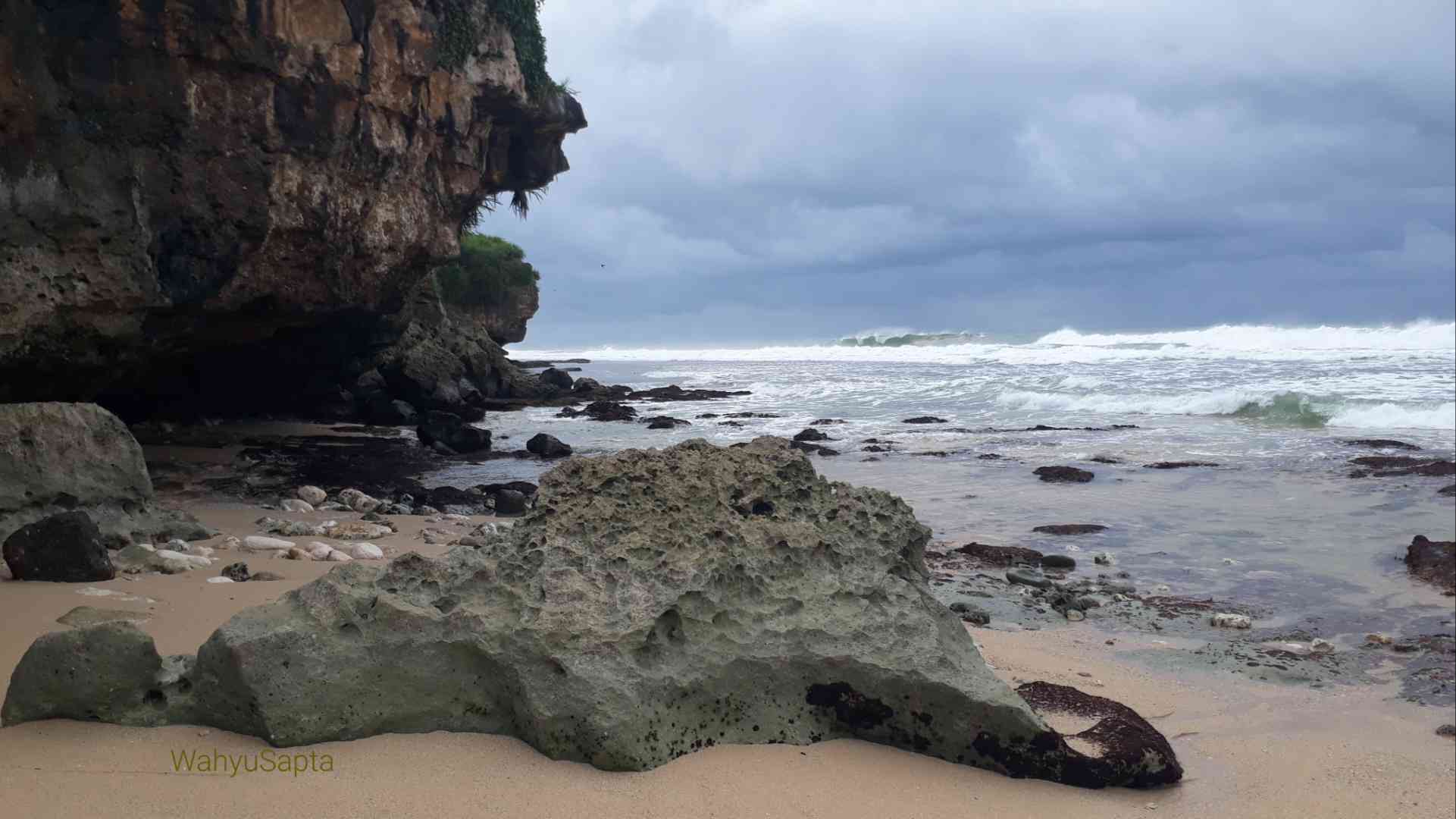 Ombaknya tidak terlalu tinggi dan masih bersahabat. Pemandangannya indah dengan batu karang besar. | Foto: Wahyu Sapta.