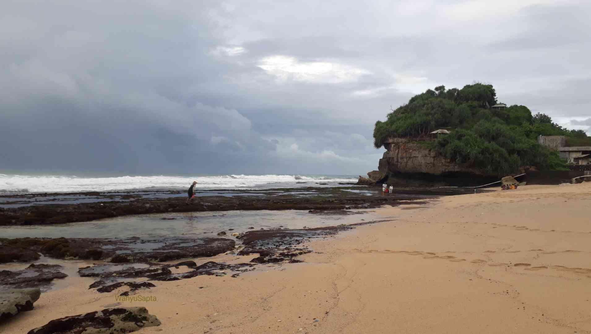 Suasana masih pagi, belum banyak yang berkunjung ke pantai ini. Bisa mencari kerang, loh. | Foto: Wahyu Sapta.