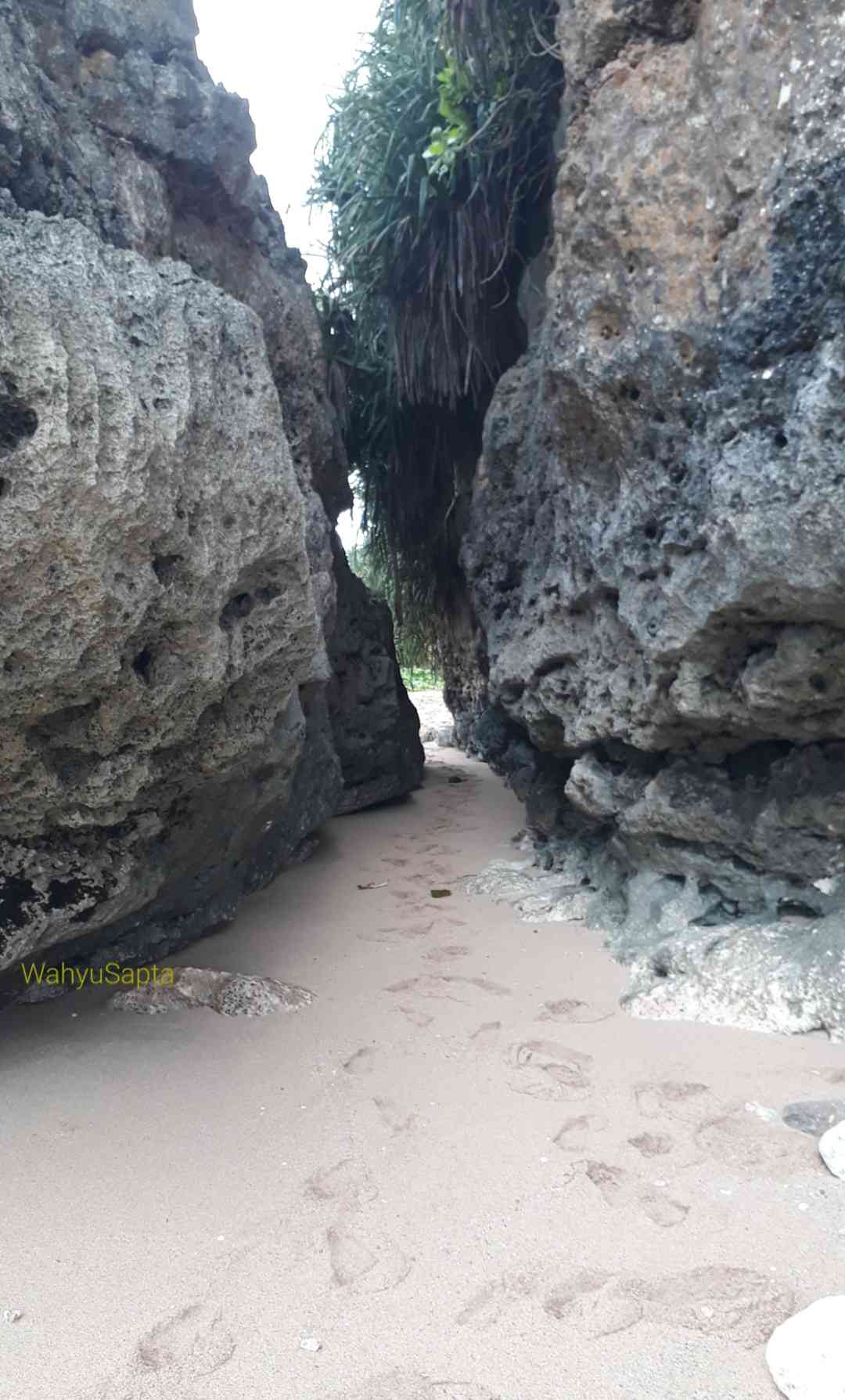 Ada selasar di antara dua batu karang besar. Indah sekali. | Foto: Wahyu Sapta.