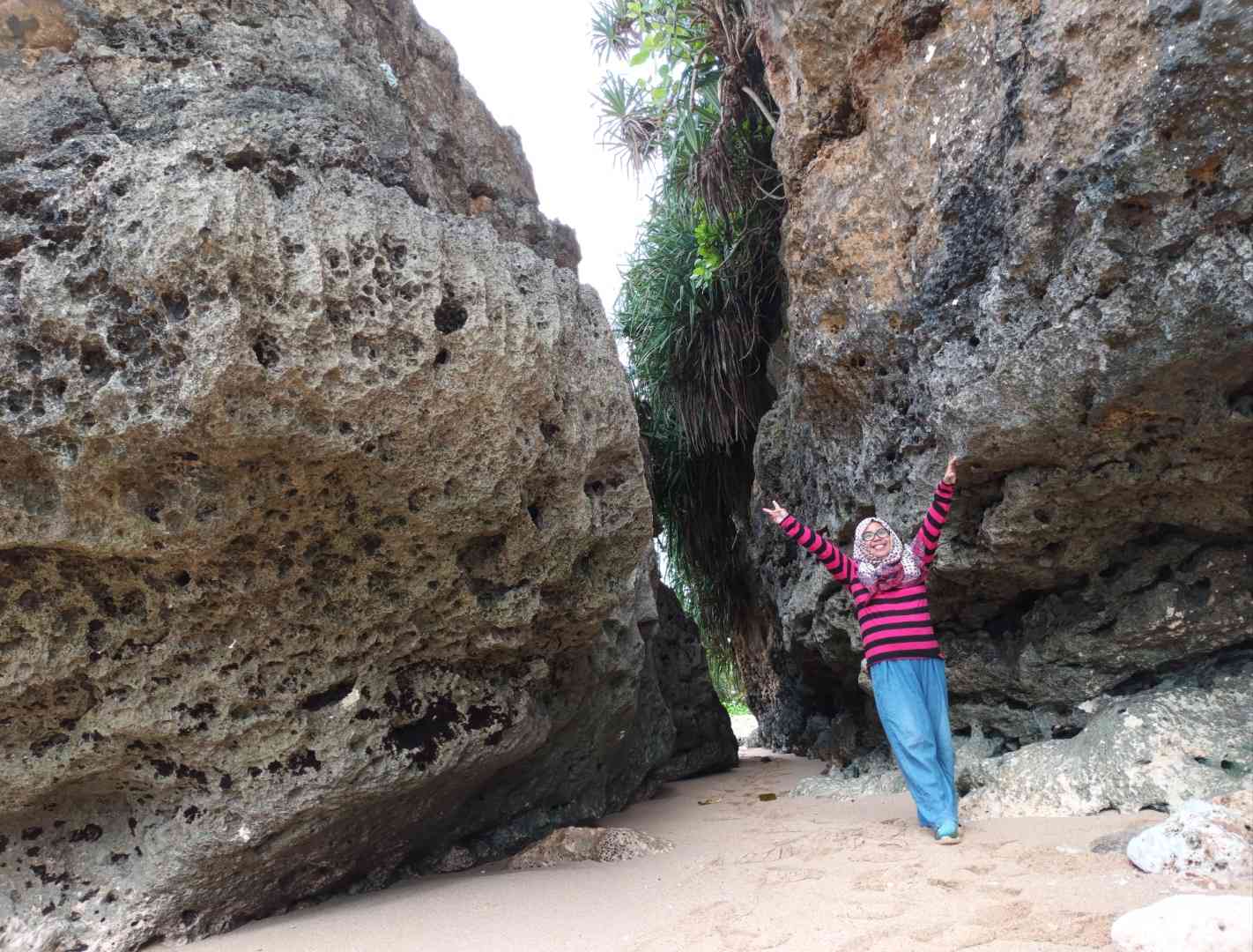 Keren, ya. Batu karangnya besar sekali. | Foto: dokpri.