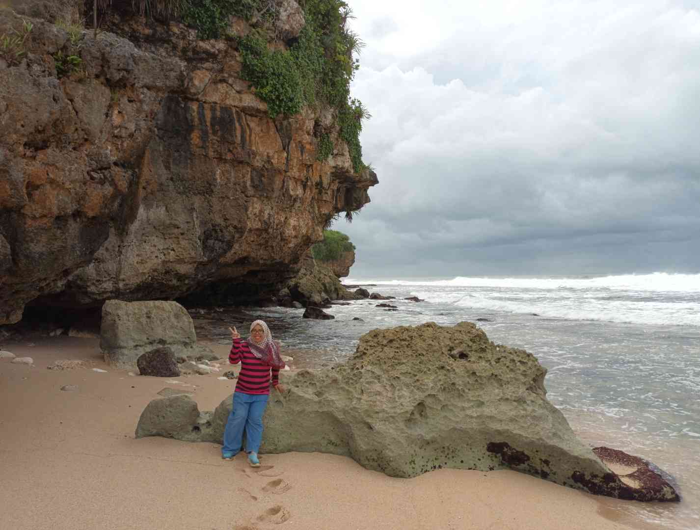 Suasana pantai yang masih alami dan sepi, serasa tempat ini milik sendiri. | Foto: Wahyu Sapta.