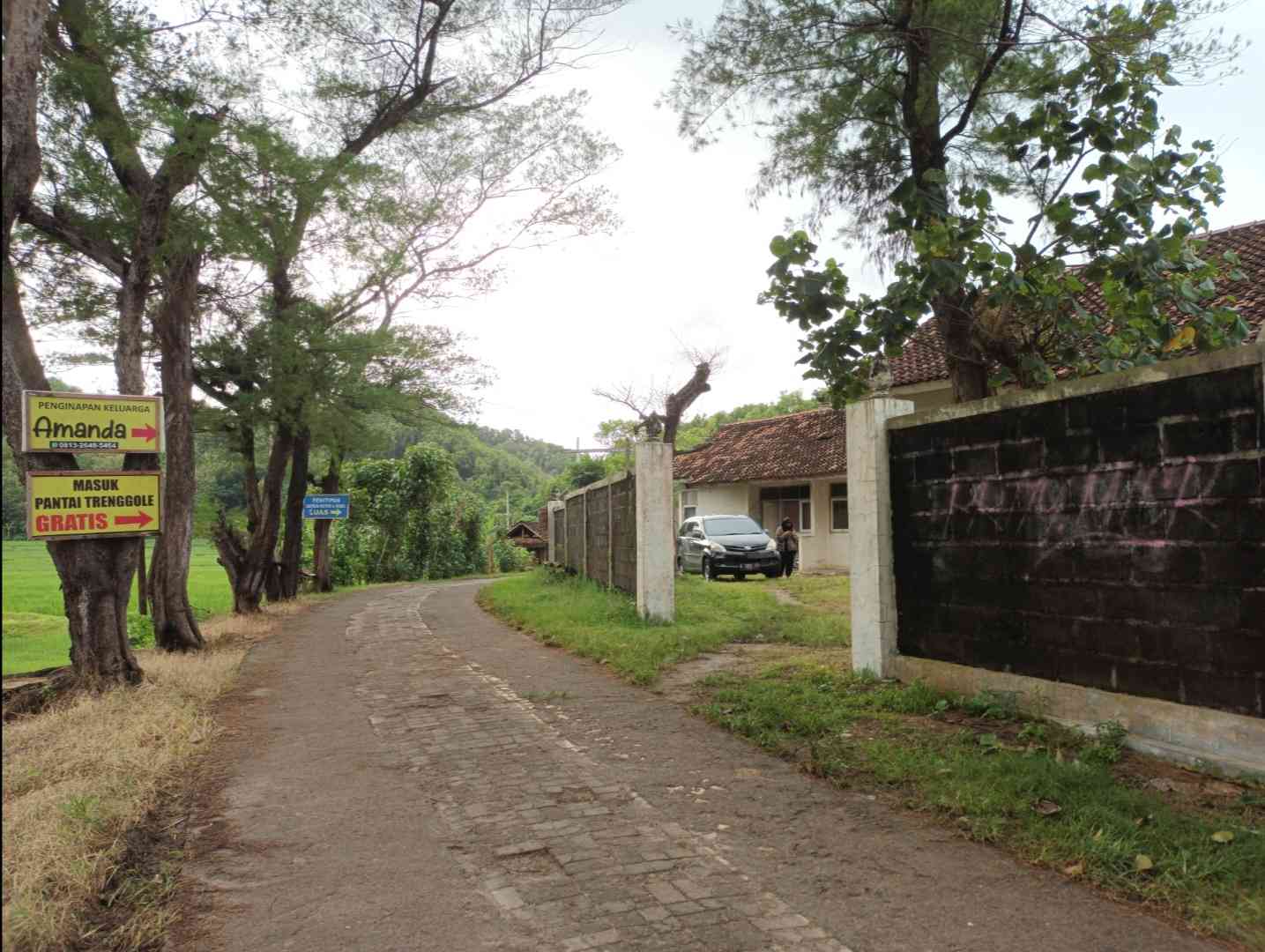 Masuk Pantai Trenggole gratis. | Foto: Wahyu Sapta.