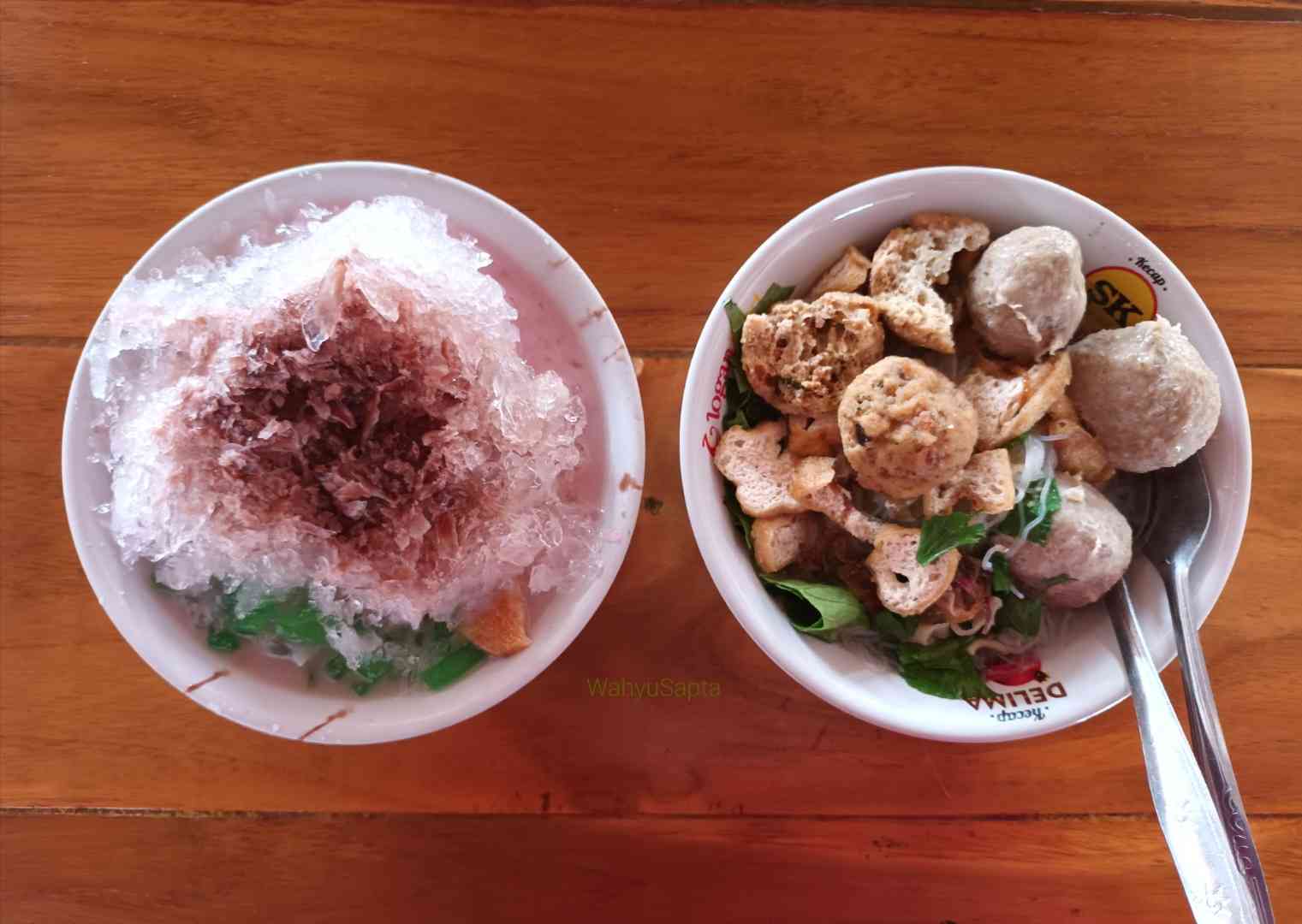 Mampir dulu ke Baskom, menikmati bakso komplit dan es campur. Kenyang maksimal. | Foto: Wahyu Sapta.