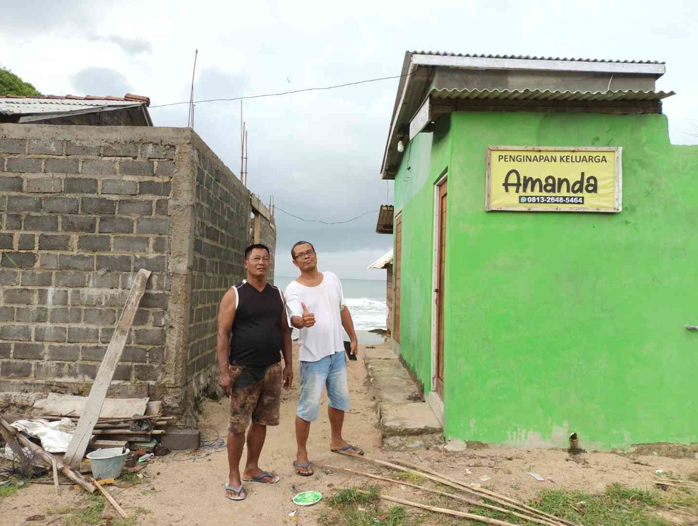 Bertemu Pak Muji (berbaju hitam), yang membuat penginapan kecil di tepi pantai. Bisa menginap di sana loh. | Foto: Wahyu Sapta