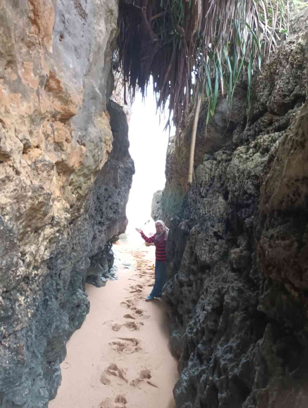 Bisa berfoto di sela-sela dua batu karang besar. | Foto Wahyu Sapta.