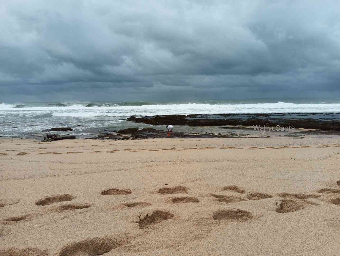 Eh, lucu, jejak kakinya terlalu dalam, yang melewati pasti orangnya berbobot. Dan jejak kaki itu milik saya. Hahaha... | Foto: Wahyu Sapta