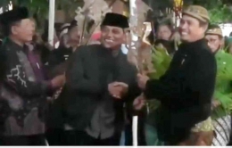 H. Wasana, S.Pd, M.Pd berpakaian beskap saat sebelum mendalang menerima Wayang dari Sekda Klaten Jajang Prihono, M.Si (Foto : Dok/Diq)