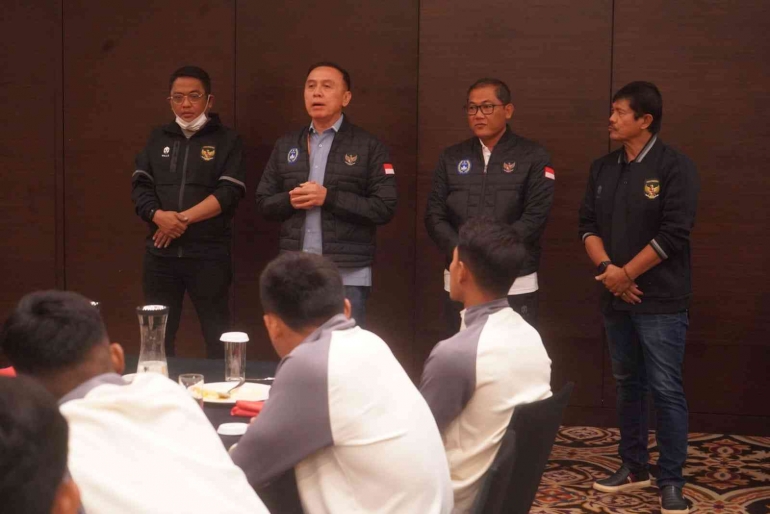 Iwan Bule dan jajaran manajemen Timnas Indonesia (Dokpri)