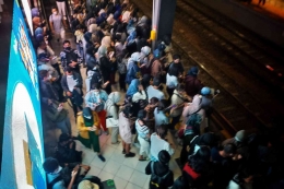 Penumpang menanti KRL yang telat di Stasiun Sudirman (foto by widikurniawan)