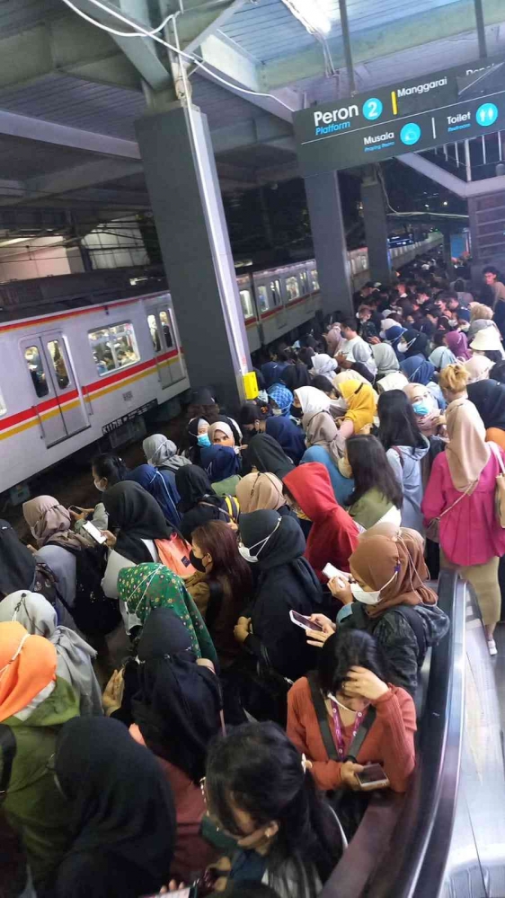 Penumpang menunggu KRL ke arah Manggarai/Bekasi (foto: Twitter @Ameethyyst)