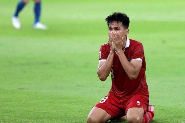 Reaksi penyerang timnas Indonesia Witan Sulaeman saat gagal cetak gol ketika melawan Thailand dalam ajang Piala AFF 2022. Sumber: Tribunnews/IRWAN RISMAWAN