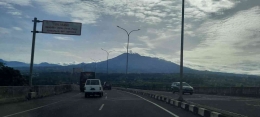 Gunung Gede terlihat di jalan tol Bocimi (sumber foto: dokumentasi pribadi)