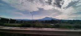 Gunung Gede berada di sebelah kanan tol Bocimi (sumber foto: dokumentasi pribadi)